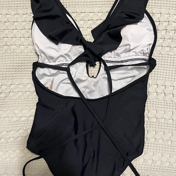 Cupshe one piece - Picture 2 of 3